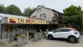 Seitenansicht mit Bäckereifiliale